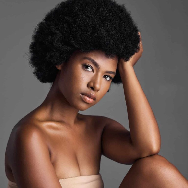 Femme cheveux crépus afro